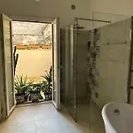 Charming With Baroque View - شقة *