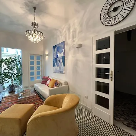 Charming With Baroque View - شقة *